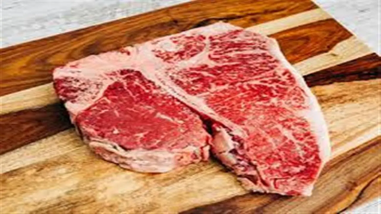 أسعار اللحوم والسكر والزيت في منافذ الحكومة اليوم.. اعرف تُباع بكام